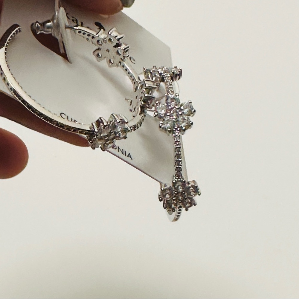 kate spade ♠️- “Gleaming Gardenia Flower Hoops” in Silver - Picture 9 of 10
